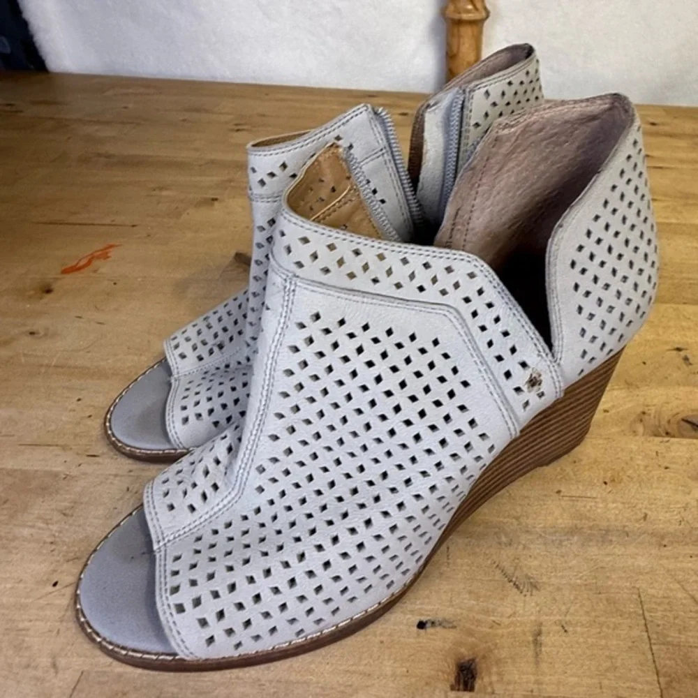 Lucky Brand Perforated Wedge Sandals Women’s Size 6.5 Gray Open Toe